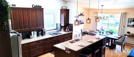 冰箱、微波炉、烤箱、炉灶