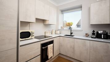 Microwave, oven, dishwasher, coffee/tea maker