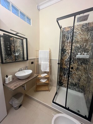 Camera Deluxe con Letto Matrimoniale, Vista città, N1 | Bilik Mandi | Pancuran mandi, pengering rambut, tuala disediakan, sabun 