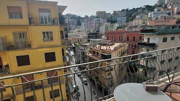 Tripla Deluxe Matrimoniale con Balcone, Vista città, N2 | 書桌、遮光布/窗簾、熨斗/熨衣板、免費無線上網