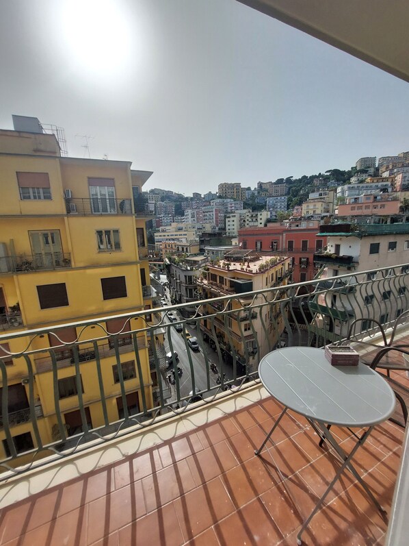 Tripla Deluxe Matrimoniale con Balcone, Vista città, N2 | Skrivebord, blendingsgardiner, strykejern/-brett og wi-fi (inkludert)