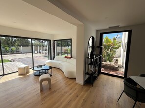 تلفزيون ذكي، مدفأة، ستيريو