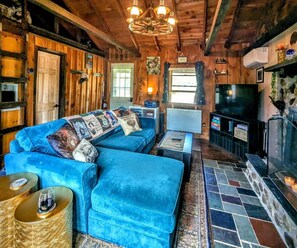 Een smart-tv, een open haard, een dvd-speler en boeken