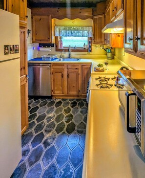 Een koelkast, een magnetron, een oven, een kookplaat