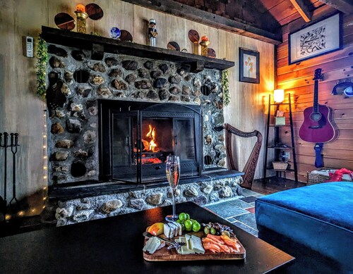  A charming cabin with beautiful lake and mountain views!