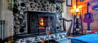  A charming cabin with beautiful lake and mountain views!