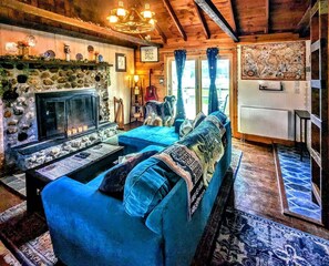 Smart-TV, Kamin, DVD-Player, Bücher