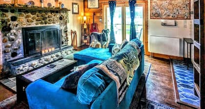 A charming cabin with beautiful lake and mountain views!
