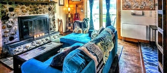 A charming cabin with beautiful lake and mountain views!