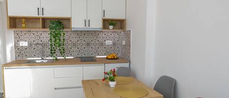 Microondas, horno, placa de cocina y lavavajillas