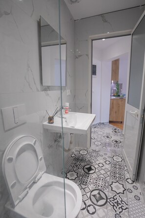 Chuveiro, banheira de hidromassagem, secador de cabelo, bidê