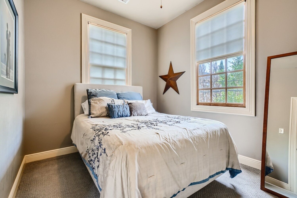Photo 10 of Cozy Heights Hideaway :Pets welcome-Big Frontyard