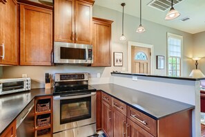 Microwave, oven, stovetop, dishwasher - Cozy Heights Hideaway :Pets welcome-Big Frontyard (Houston)