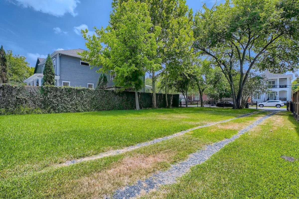 Photo 2 of Cozy Heights Hideaway :Pets welcome-Big Frontyard