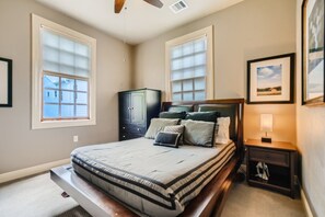 2 bedrooms, iron/ironing board, WiFi, bed sheets - Cozy Heights Hideaway :Pets welcome-Big Frontyard (Houston)