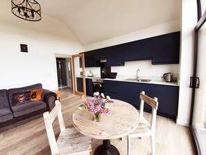 Smart TV, ping pong, books - The Flower Room - sleeps 2 guests  in 1 bedroom (Droitwich)