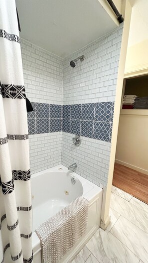 Shower, hair dryer, towels - Historic Bath's, Home Away from Home (Bath)