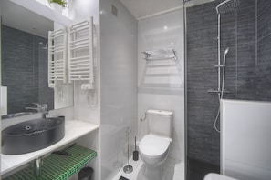 Dusche, Haartrockner, Handtücher, Toilettenpapier