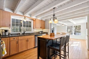 Casa, varias camas, cocina, vistas al jardín (Good Tidings) | Cocina privada | Frigorífico, microondas, horno y placa de cocina