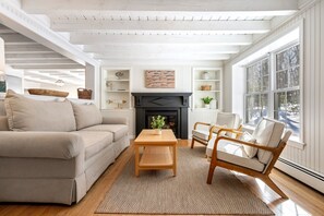 ハウス ベッド (複数台) キッチン ガーデンビュー (Good Tidings) | リビング エリア | 42 インチの薄型テレビ (デジタル放送視聴可)