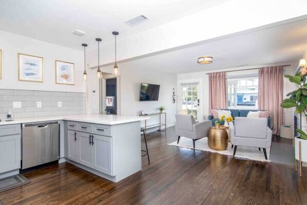 Interior - Charming Craftsman hm In North Park near zoo (San Diego)