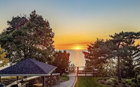 Vista del balcón. The Brentwood Waterfront Retreat