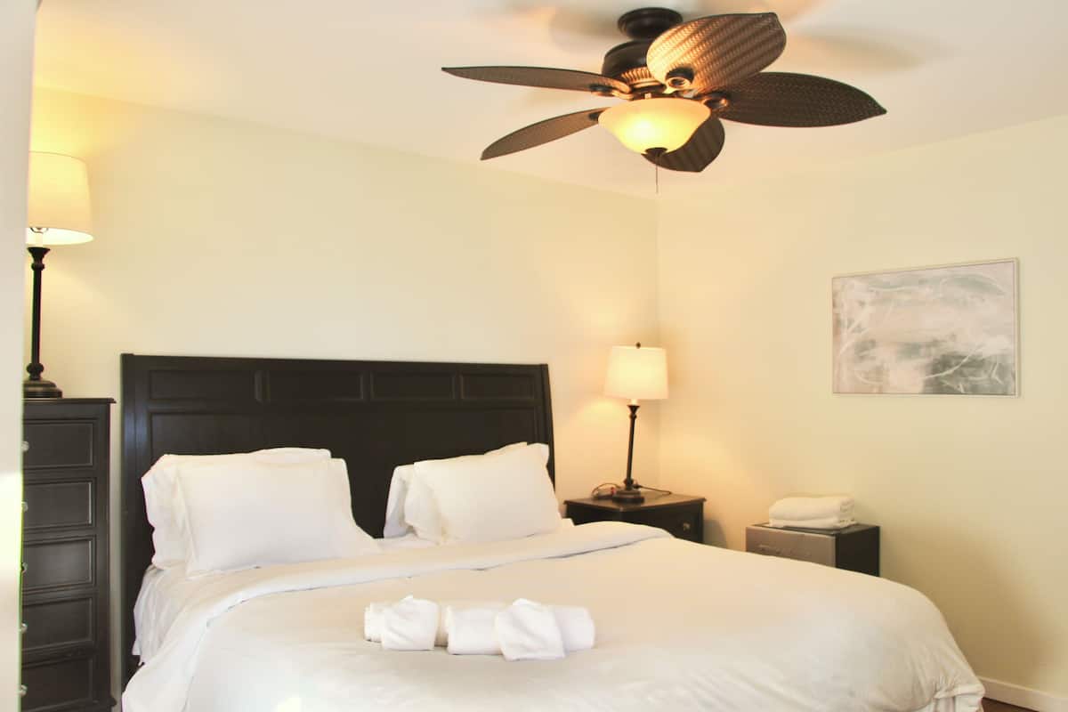 Comfort Room, Lake View | Iron/ironing board, free WiFi