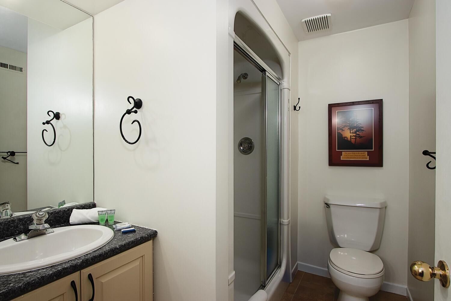 Een badkamer met een wastafel, toilet en douche.