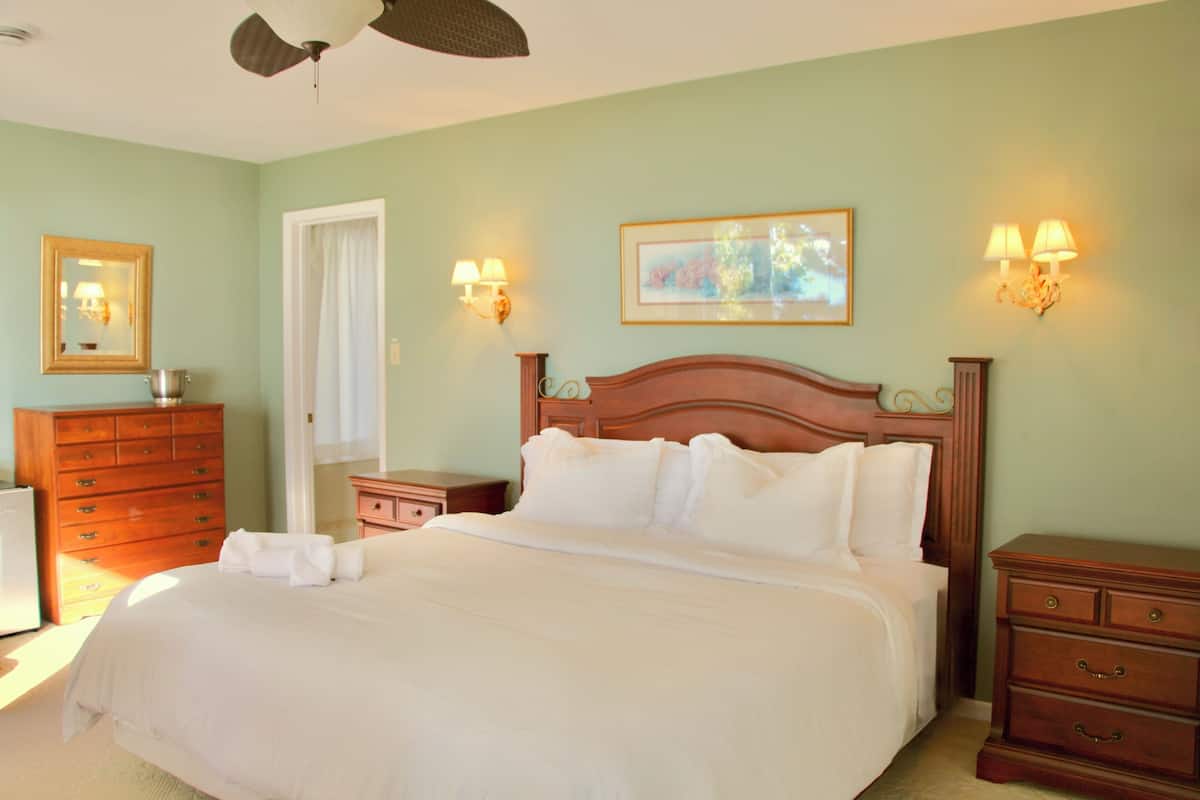 Deluxe Room, Balcony, Lake View | Iron/ironing board, free WiFi