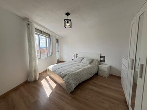 3 dormitorios, cuna de viaje, ropa de cama