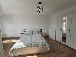 3 bedrooms, travel cot, bed sheets