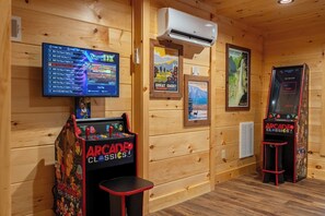 Game room - Waterfront Swimming Hole & Fishing |Games &Hot tub (Cocke County)