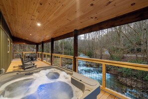 Outdoor spa tub