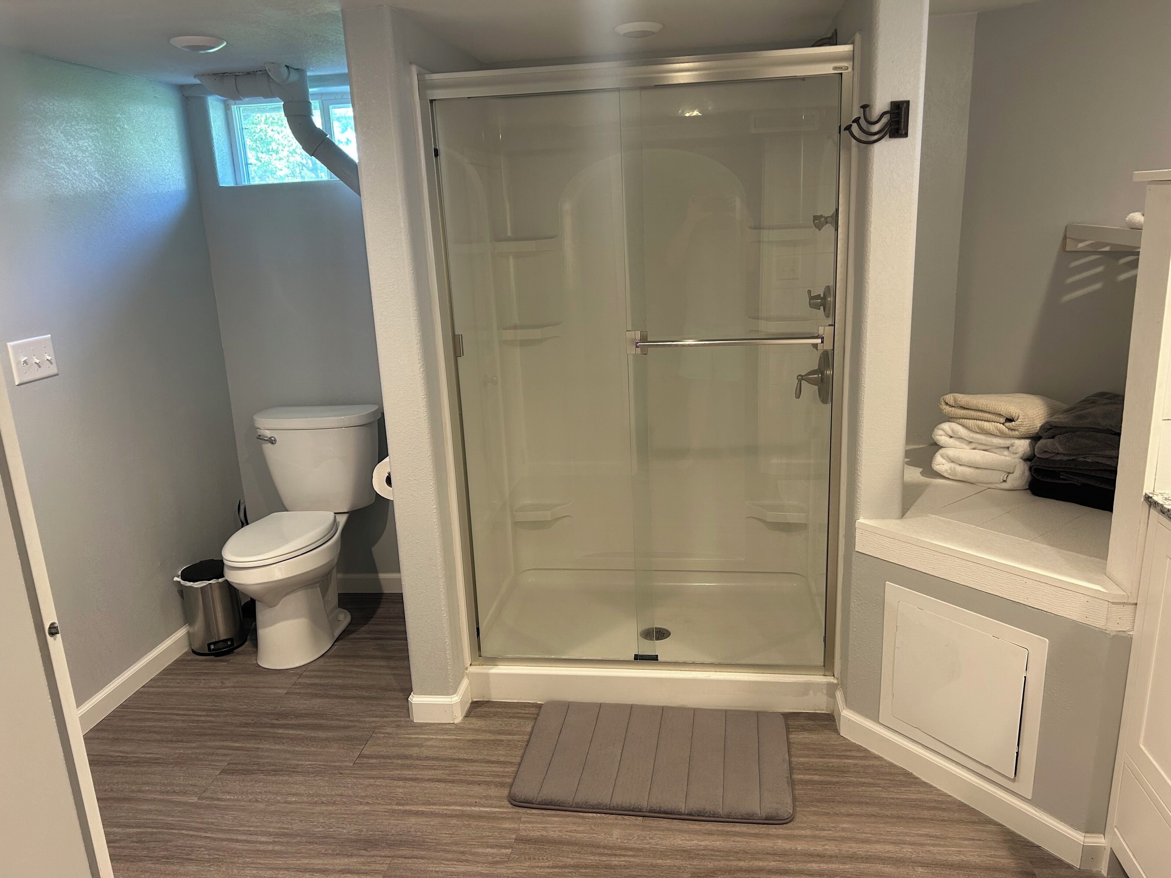 Douche, serviettes fournies, savon, papier toilette