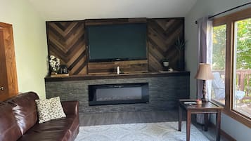Smart TV, chimenea y libros