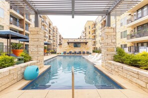 Pool - Urban 1-bedroom apartment in Addison with WiFi, AC & Reserved Parking (Addison)