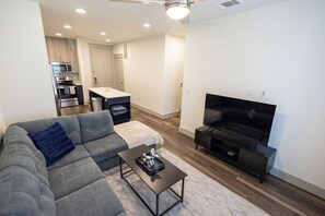 Smart TV, fireplace - Urban 1-bedroom apartment in Addison with WiFi, AC & Reserved Parking (Addison)
