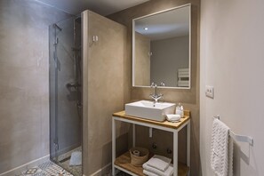 Bruser, hårtørrer, bidet, håndklæder