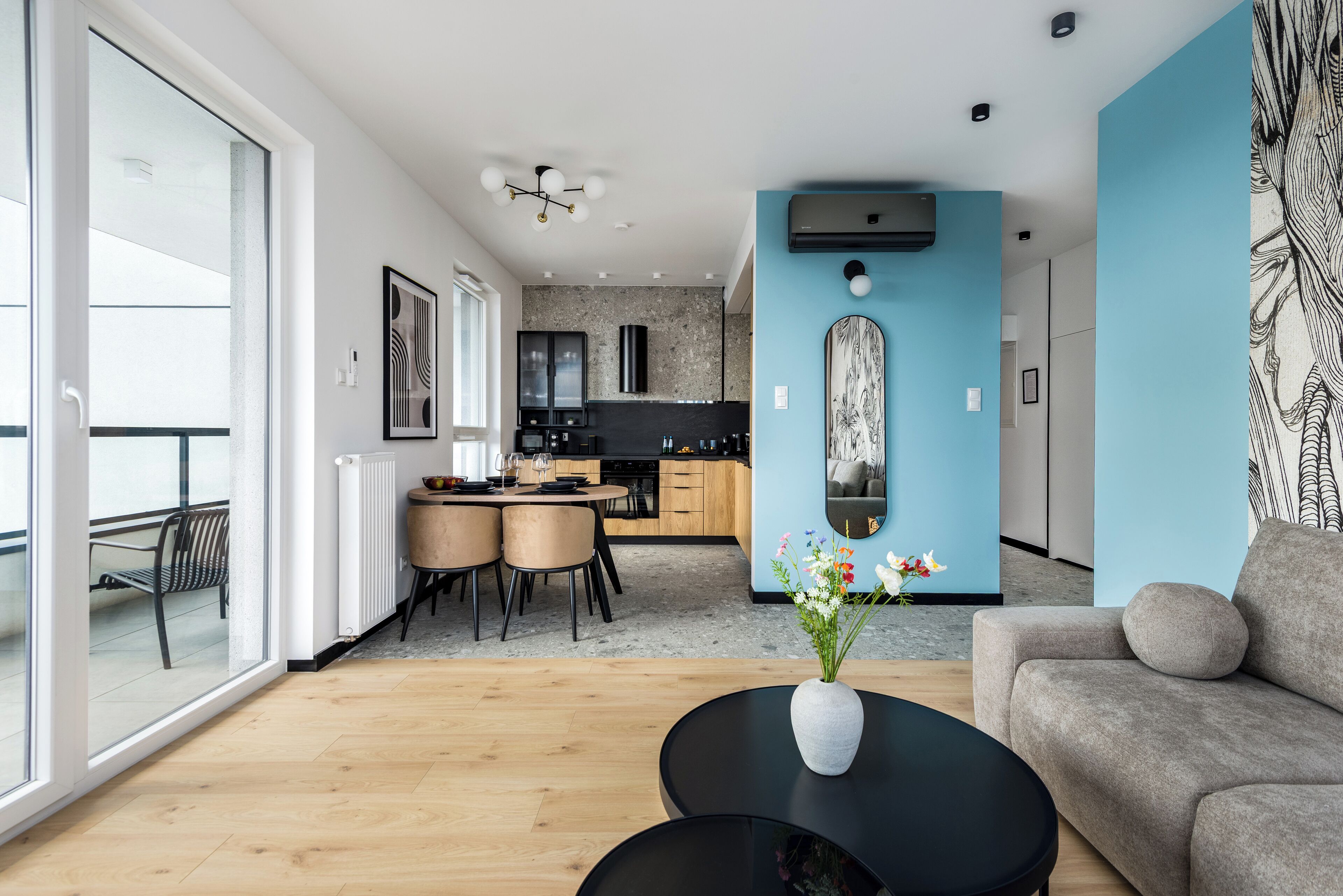 Apartament de luxe, balcó, vistes a la ciutat | Sala d'estar | Televisor intel·ligent de 50 polzades amb canals per cable i Netflix 