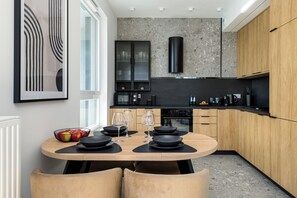 Luxury Apartment, Balcony, City View | Private kitchen | Full-size fridge, microwave, oven, stovetop - Sky by Kairos Apartments (Katowice)