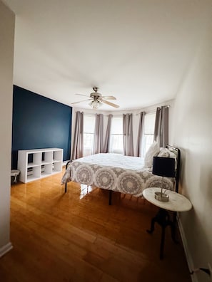 5 makuuhuonetta, työpöytä, ilmainen Wi-Fi, vuodevaatteet