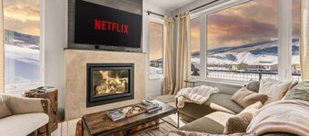 4 BR Cozy Upscale Mountain Retreat, Hot Tub, Mountain Views