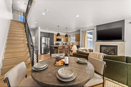 4 BR Cozy Upscale Mountain Retreat, Hot Tub, Mountain Views