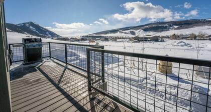 4 BR Cozy Upscale Mountain Retreat, Hot Tub, Mountain Views