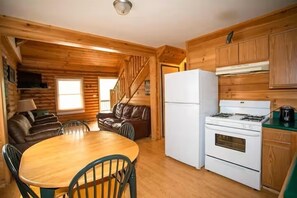 TV - Cabin 2498 - Spacious Log Cabin at Beaver Creek Resort (Bagley Township)