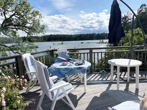 Modern Cottage with Lakeside Location and Idyllic Setting near Loftahammar | SE05084