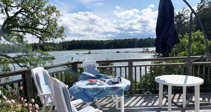 Modern Cottage with Lakeside Location and Idyllic Setting near Loftahammar | SE05084