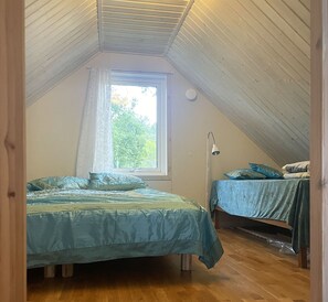 2 bedrooms, iron/ironing board, WiFi (free)