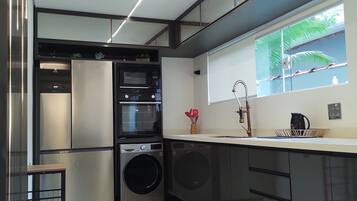 Kjøleskap, mikrobølgeovn, ovn og kokeplater