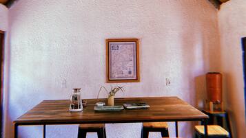 Frigobar, fogão, talheres/pratos/utensílios de cozinha